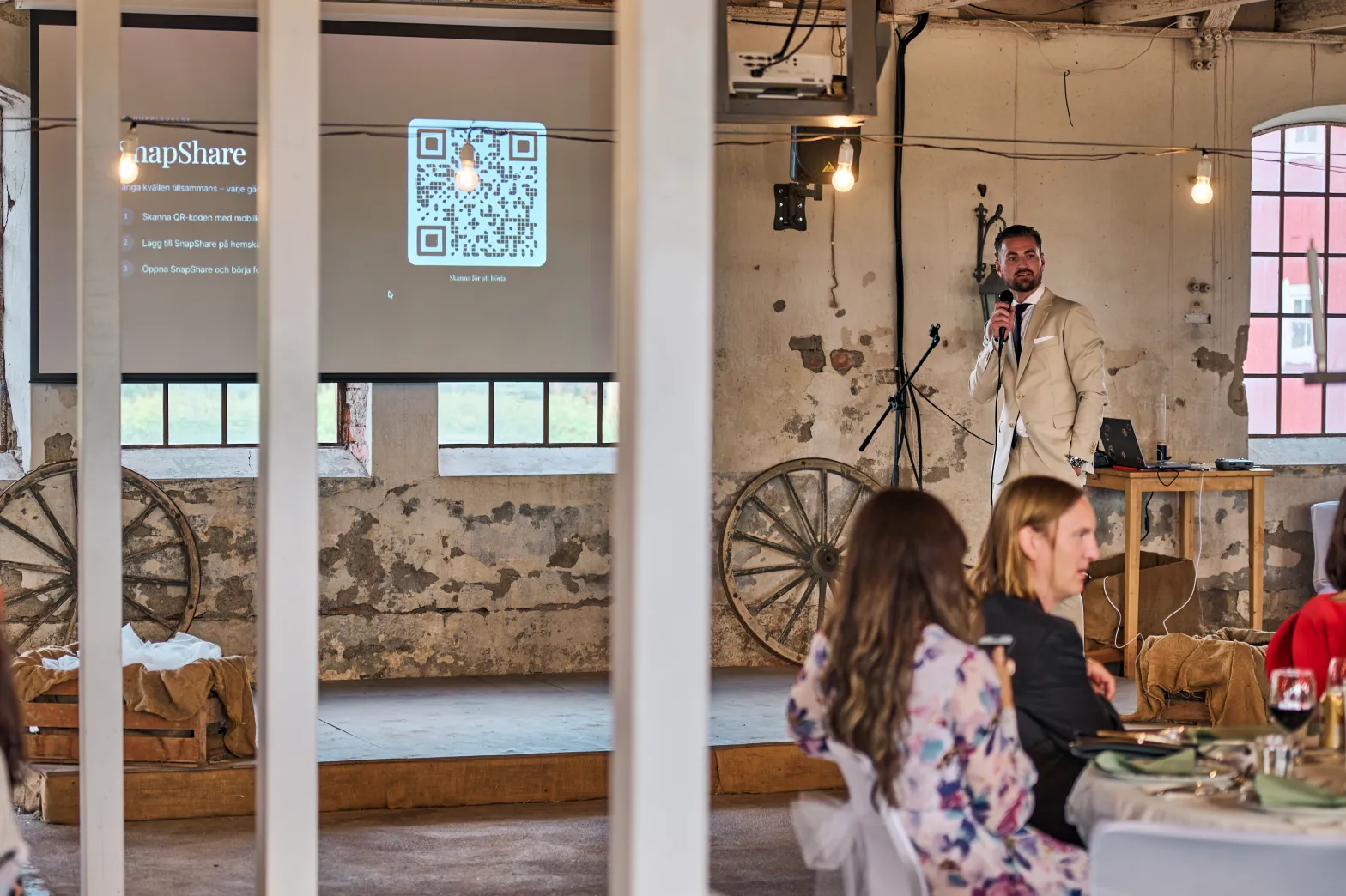 Toastmastern presenterar SnapShare med en QR-kod på storbild